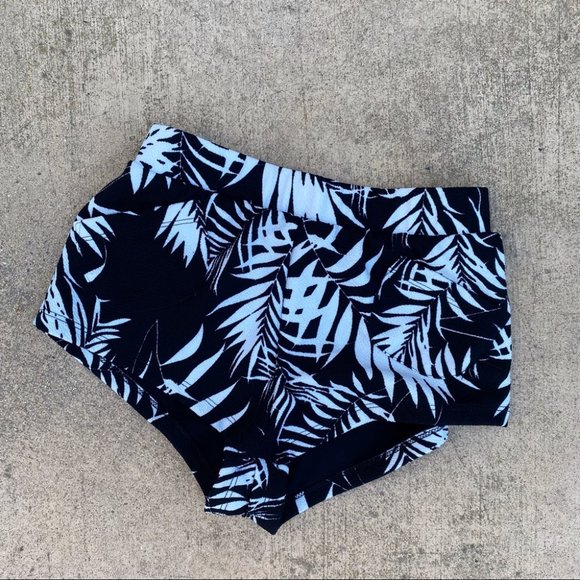 Lucylove Black and White Floral Shorts - Picture 2 of 5